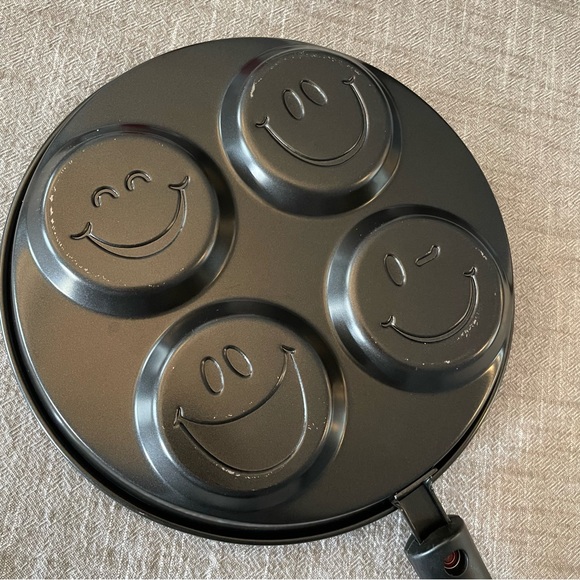 Avon Smiley Faces Silver Dollar Pancake Griddle 10" - Picture 5 of 6